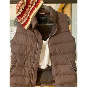 American Eagle Woman’s  brown puffer vest. Like brand new! Priced very low.